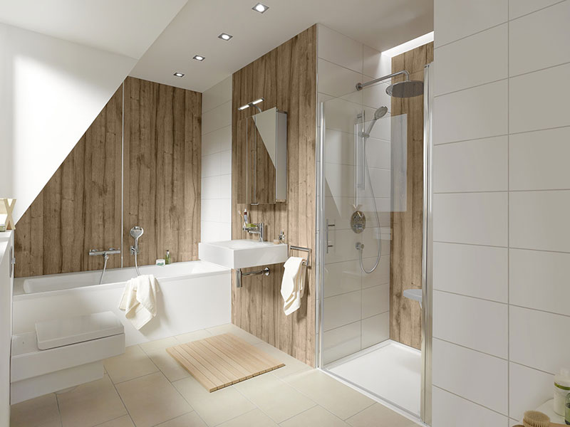 Ablagen machen die Dusche komfortabel – genauso wie die Duschanlage mit Thermostat und leichter Bedienung